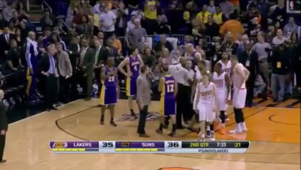 Nick Young envoie une droite et se fait expulser après une vilaine faute d'Alex Len