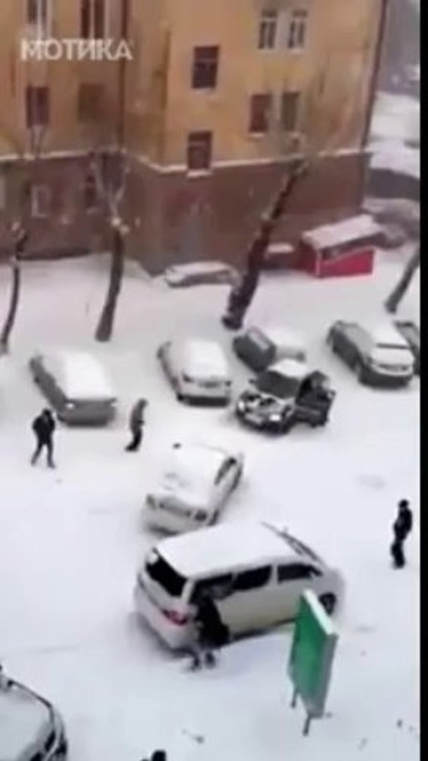 ⁣МОТИКА: Во меѓувреме во Русија: Масовно лизгање со коли на надолница
