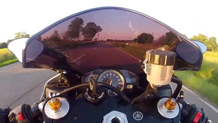 Une moto évite une voiture de peu