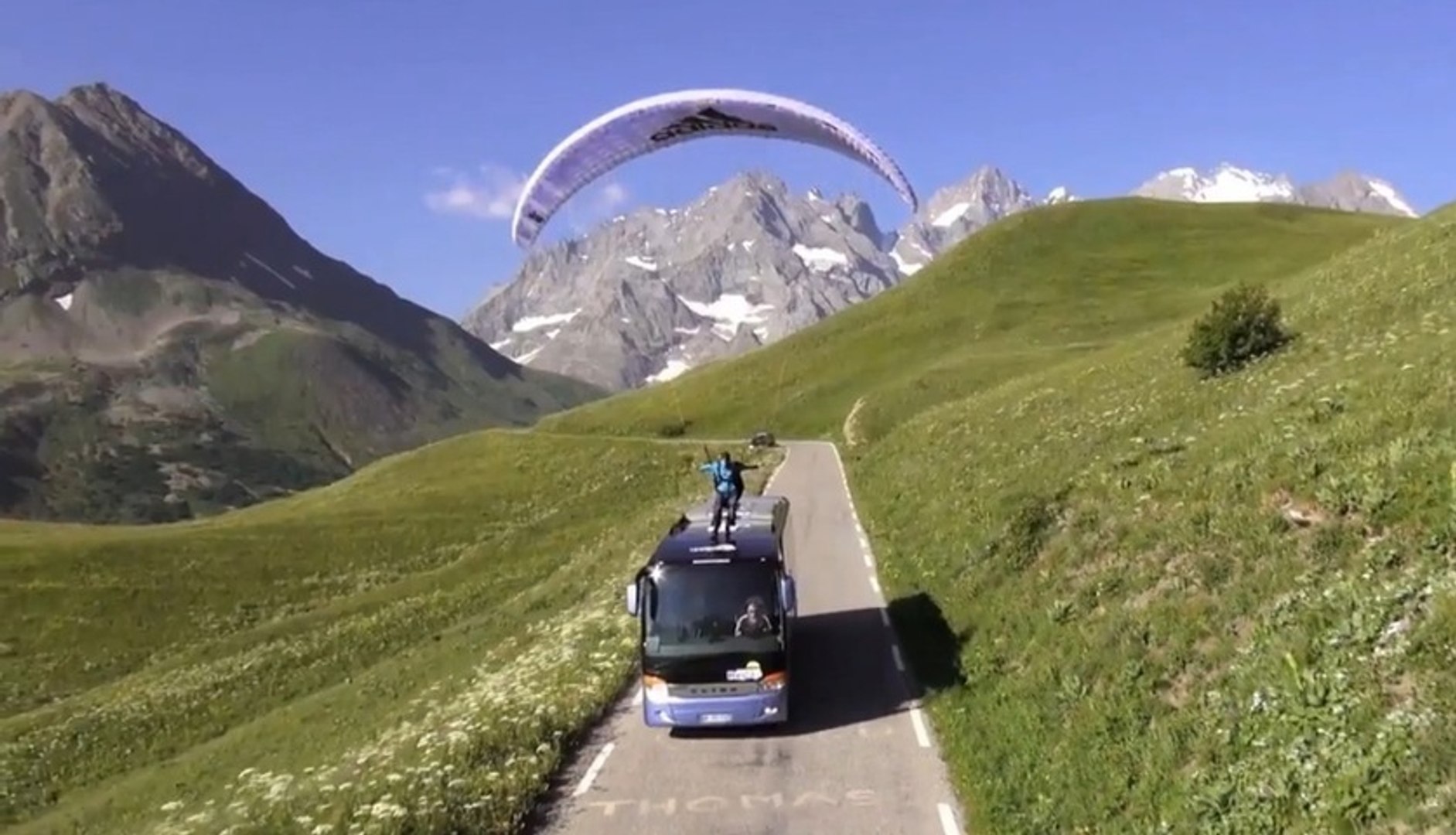 The most impressive Paragliding Session Ever!!! Landing on a Bus!! - Vidéo  Dailymotion
