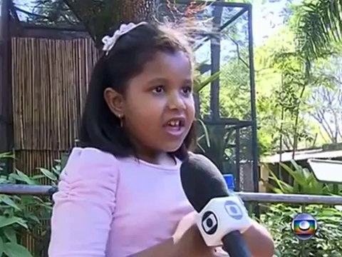 Журналистка выкармливает обезьянку своим молоком