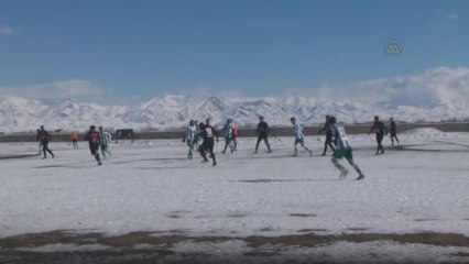 Karla kaplı sahada zorlu maç -