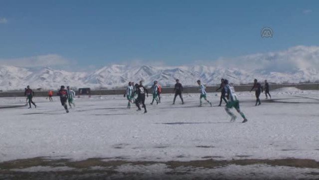 Karla kaplı sahada zorlu maç -