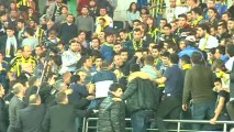 Galatasaray-Fenerbahçe Maçında Hakem Oyunu Durdurdu
