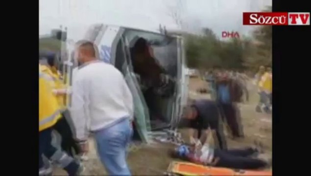 Yolcu minibüsü devrildi 3 ölü 20 yaralı