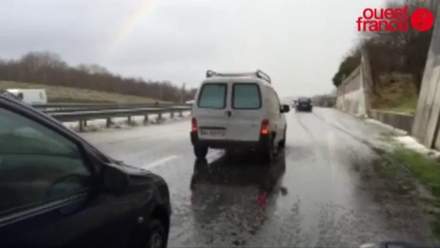 Près de Saint-Malo, une brutale averse de grêlons sur la route
