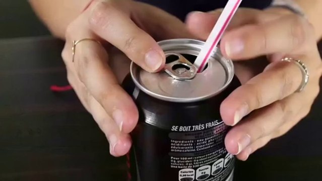 Cuisine : Boire une canette de soda avec une paille