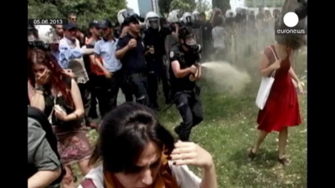 Kırmızılı kadına biber gazı sıkan polise dava açıldı