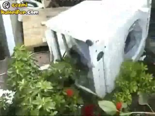 Çalışan Çamaşır Makinesine Tuğla Fırlatmak