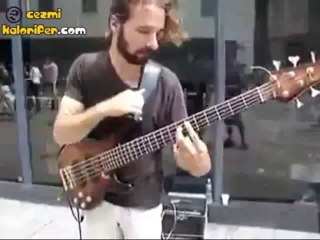 Bu Basçının Sokakta Ne İşi Var ?