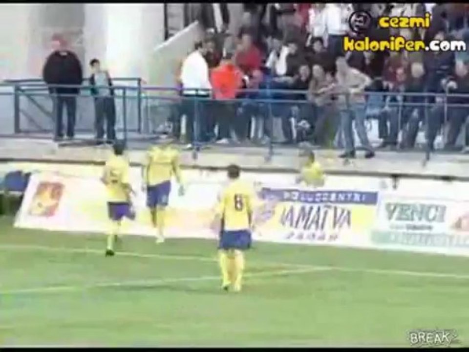Gol Attı, Yanlış Taraftara Koştu Ve Tokatını Yedi