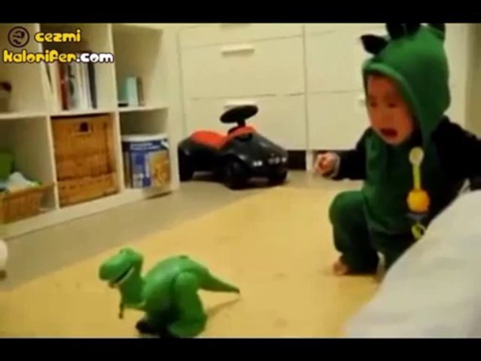 Oyuncağı Hem Çalıştırıp Hem Korkan Velet