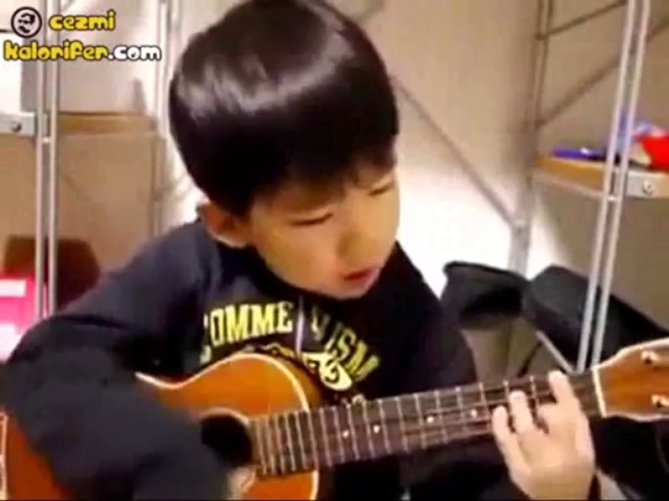 Şarkı Söylemeye Çalışan Çocuğun Dramı