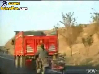 Hareket Eden Kamyondan Hırsızlık Görüntüleri