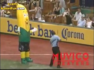 Güvenlik Görevlisi Daha Fazla Dayanamadı :)