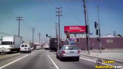 Araba Üstünde Gitar Çalmak