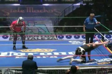 La Sombra vs Mephisto in a CMLL Universal eightfinal match