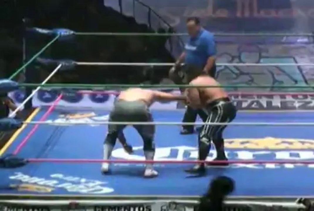 Virus vs Valiente in a CMLL Universal eightfinal match