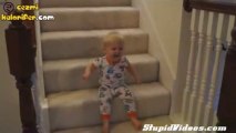 Merdivenlerle Eğlenen Bebek