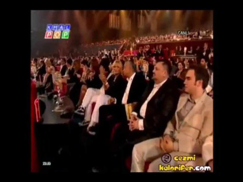 Kamerayı Görünce Alkışlayan Adam