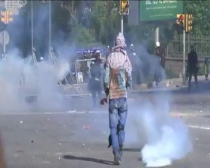 Eylemcinin Suratına Atılan Biber Gazı ve Polisin Sevinci