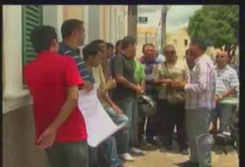 Ex-funcionários da Serrana protestam e cobram pagamento de salário