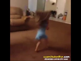 Kızına Headshot Çeken Anne