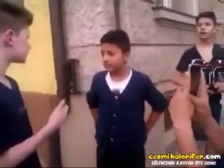 Almanya'da Alman Çocuğunu Döven Zalım Gurbetçi Çocuk