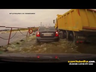 Köprüden Yüzerek Geçen Arabalar - Rusya