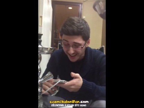 iPhone ile Müziğini Yapıp Şarkı Söyleyen Genç