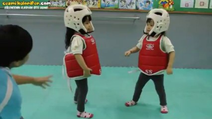 Ölümüne Dövüşen İkiz Kızlar