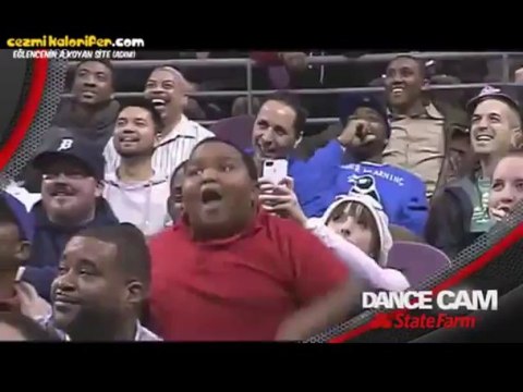 Siyahi Velet İle Güvenlik Görevlisinin Dans Kapışması