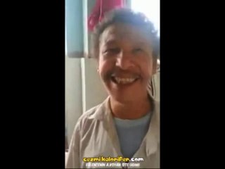On Numara Ağlayan Bebek Taklidi Yapan Adam