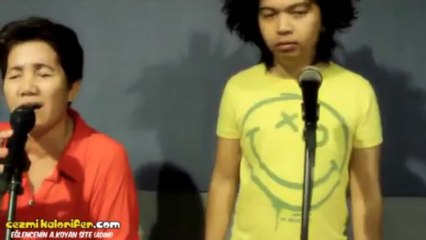 Güzel Sesli Nine İle Tuhaf Gencin Düeti