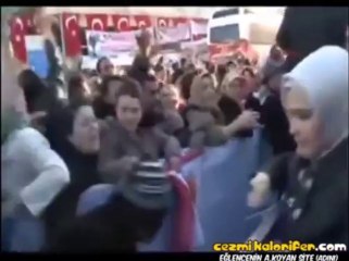 Halka Satranç Takımı Dağıtmak ve Birbirini Yiyen İnsanlar