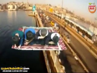 Ulaşım İçin Uçan Halı Kullanan Çocuklar - Saykodelik Klip