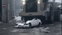 La voiture du patron écrasé par un employé en colère