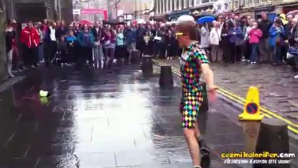 Çok Mutlu Sokak Dansçısı ve Ona Eşlik Eden Velet