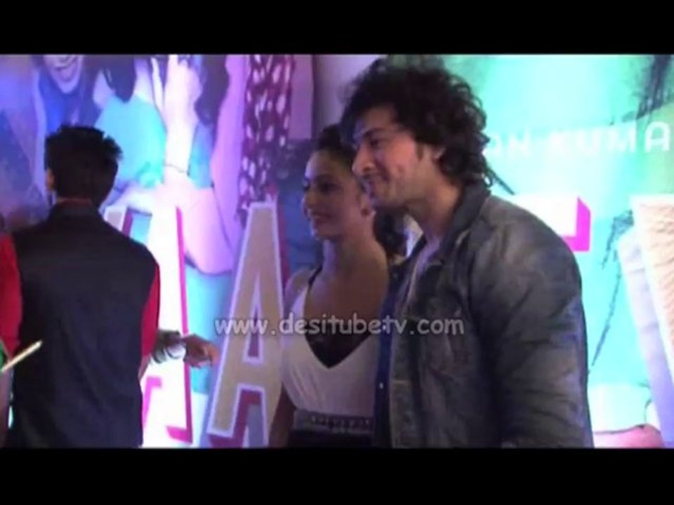 Divya Khosla Kumar and her entire cast and crew of Yaariyan gathered together to celebrate