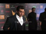 Salman khan got irritated during the press conference  Red Carpet of 9th Renault star  guild Awards
