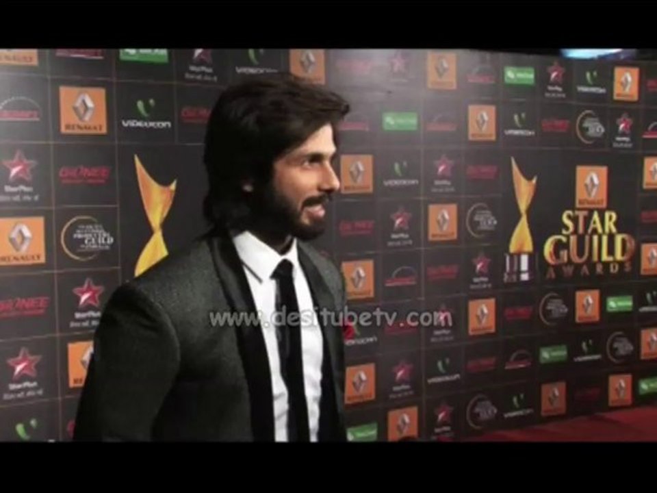 Shahid kapoor  is feeling shy  & also  looking handsome  during  the Red Carpet of 9th Renault star  guild Awards