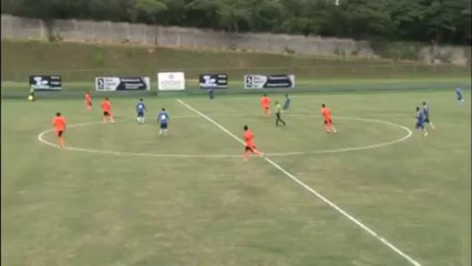 Γκολ πίσω από τη σέντρα