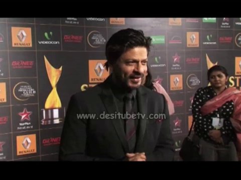 Shahrukh khan appreciate salman khan during the Red Carpet of 9th Renault star guild Awards