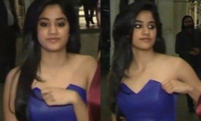 Sridevi Daughter Jhanvi Adjusting Her Top
