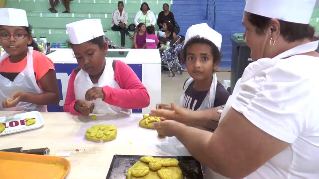 MIEL VERT 2014 Espace culinaire dans le gymnase avec l'association GOUTANOU