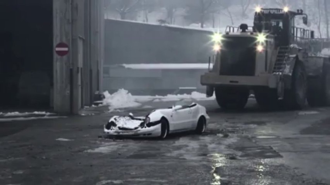 Aplastando el coche del jefe