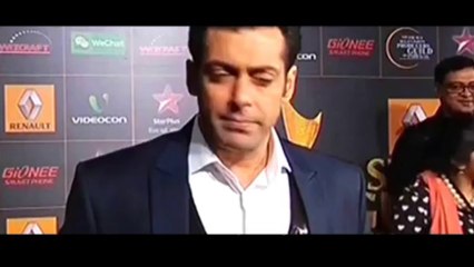 Salman hugs Shahrukh again at award Show