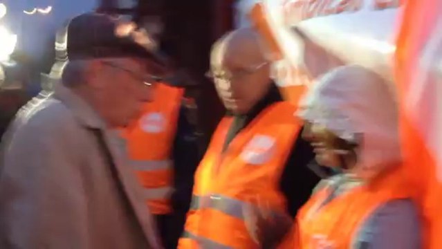 Alkopharm à Quimper. Les salariés bloquent l'accès de l'usine