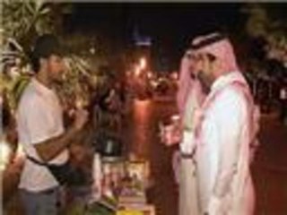 طلاب سعوديون يبيعون الشاي والحلوى بشاطئ جدة