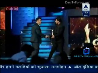 @IamSRK and @BeingSalmanKhan  Sharing Stage together at  #9thStarGuildAwards2014